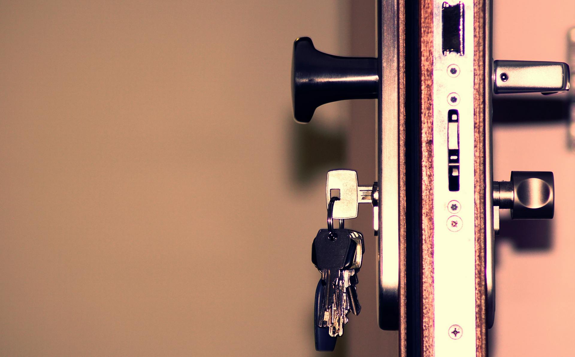 Keys dangling from a door lock | Source: Pexels