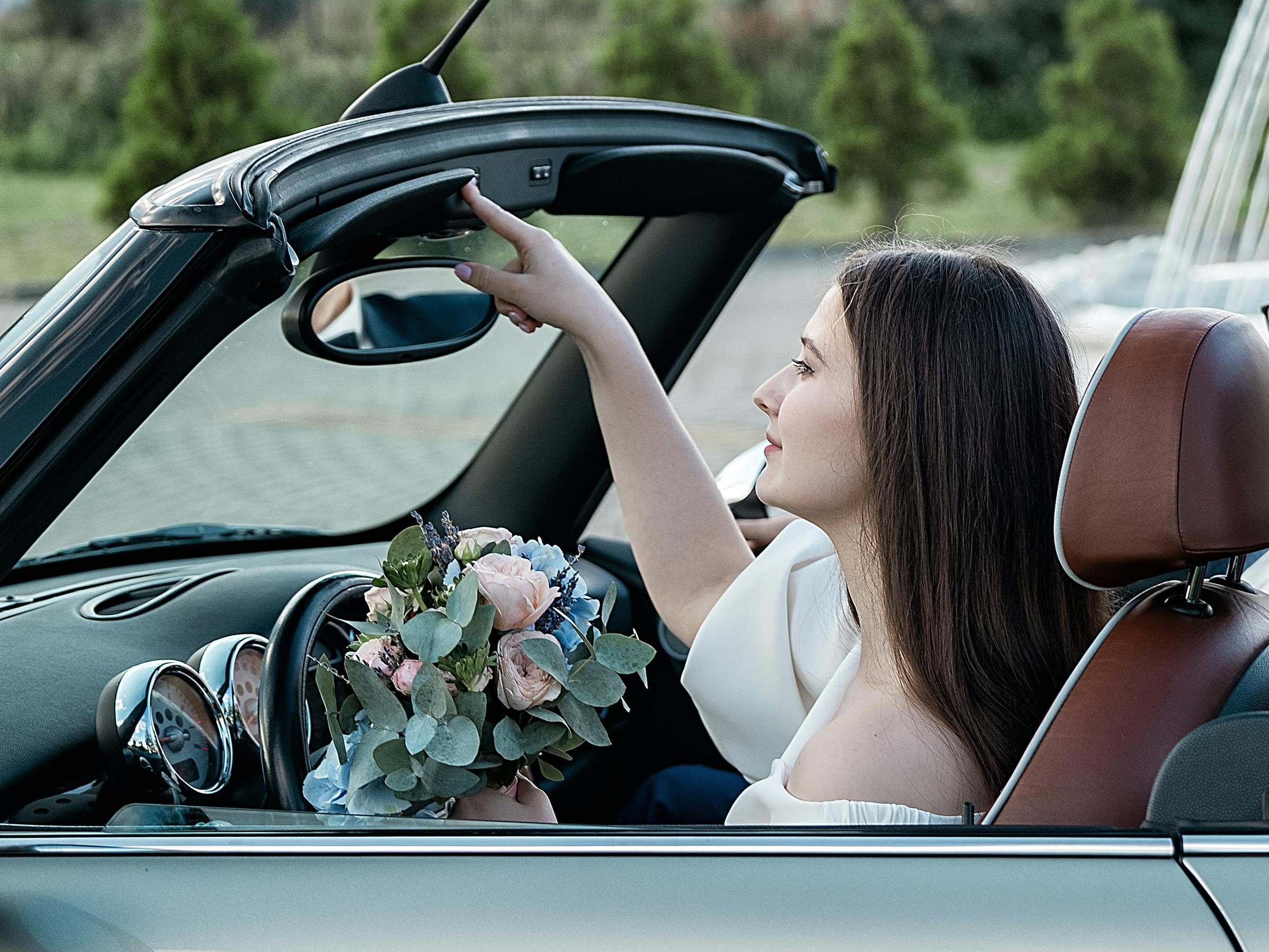 A bride driving off after a wedding ceremony | Source: Pexels