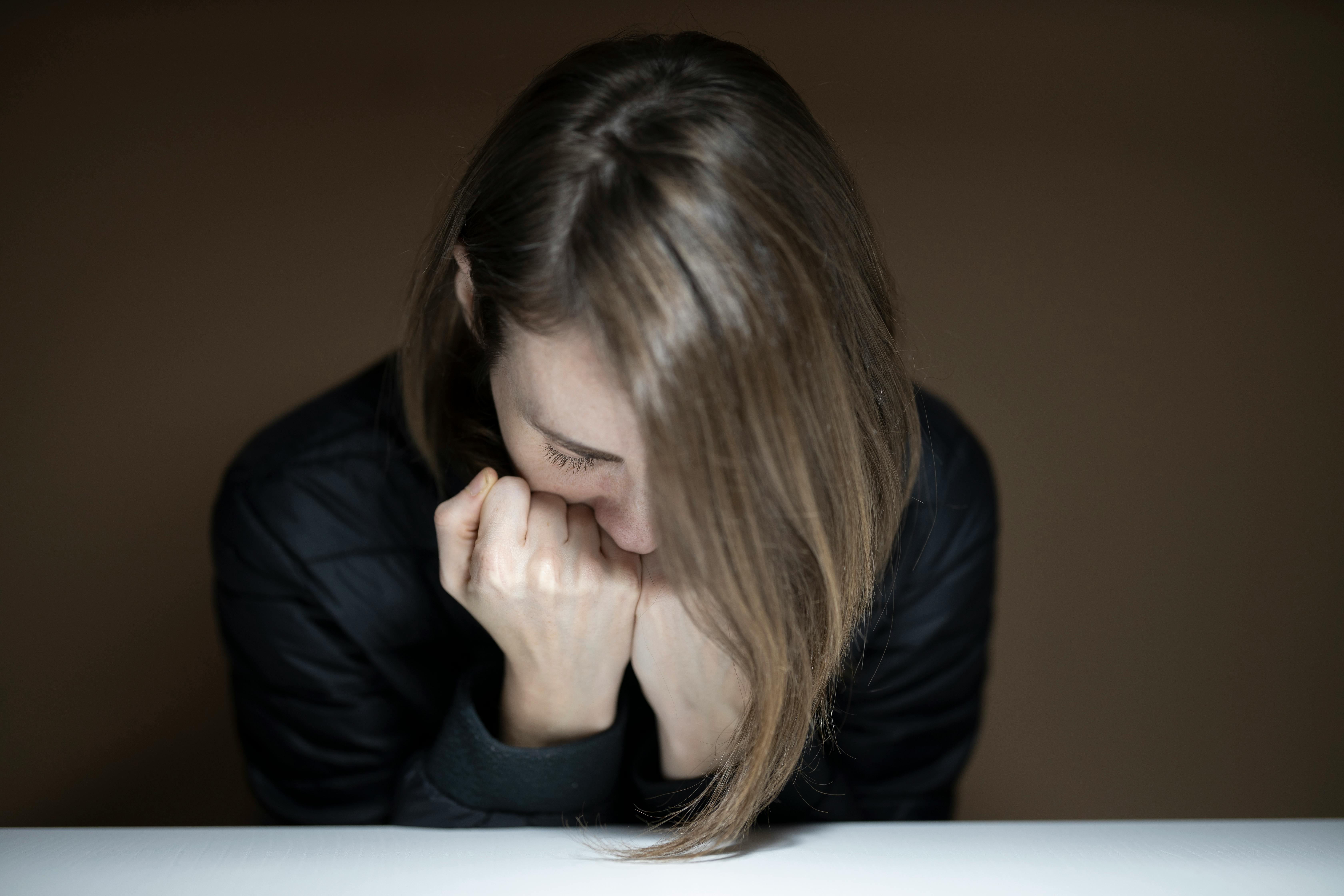 Sad woman with her head down | Source: Pexels