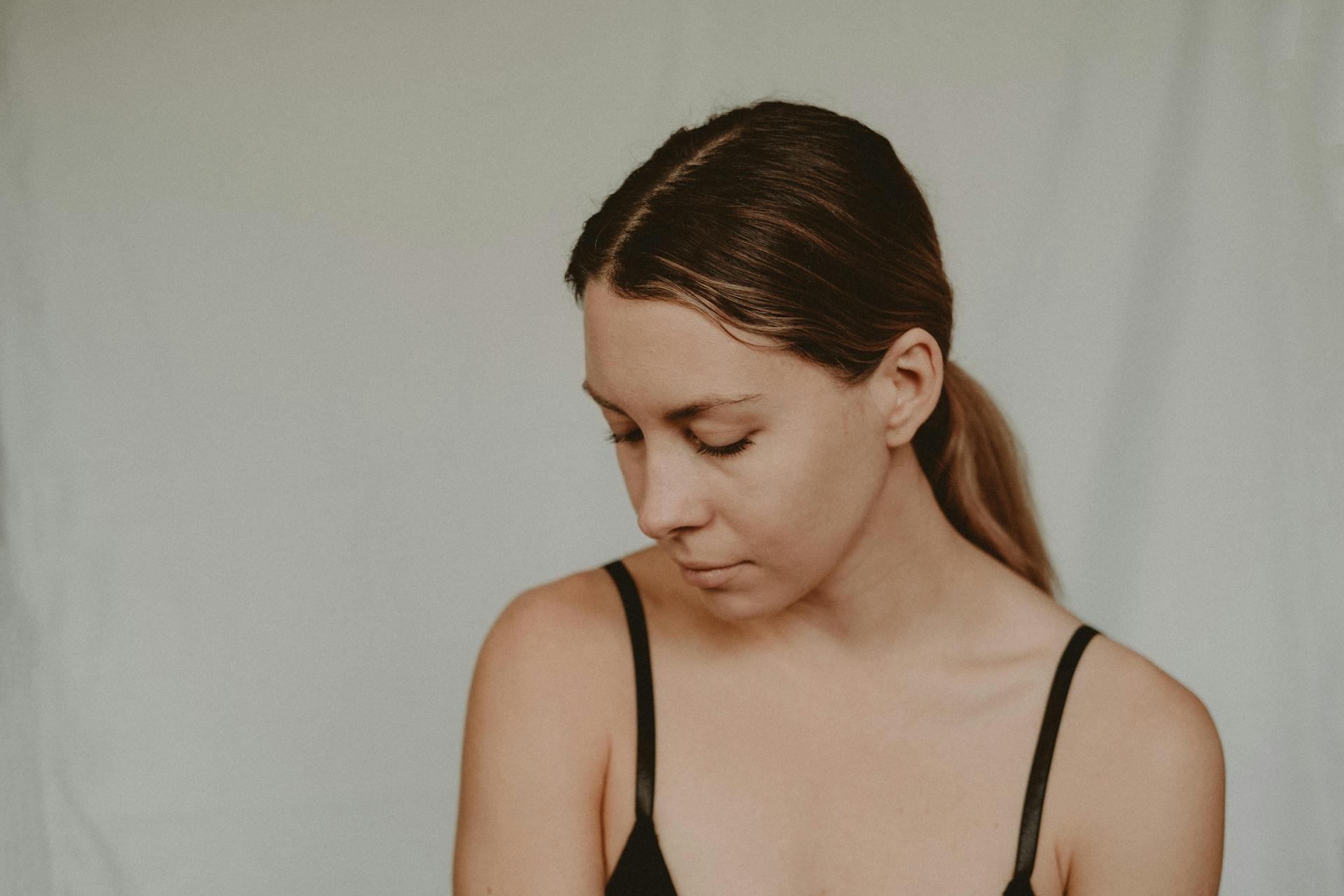 Woman hanging her head | Source: Pexels