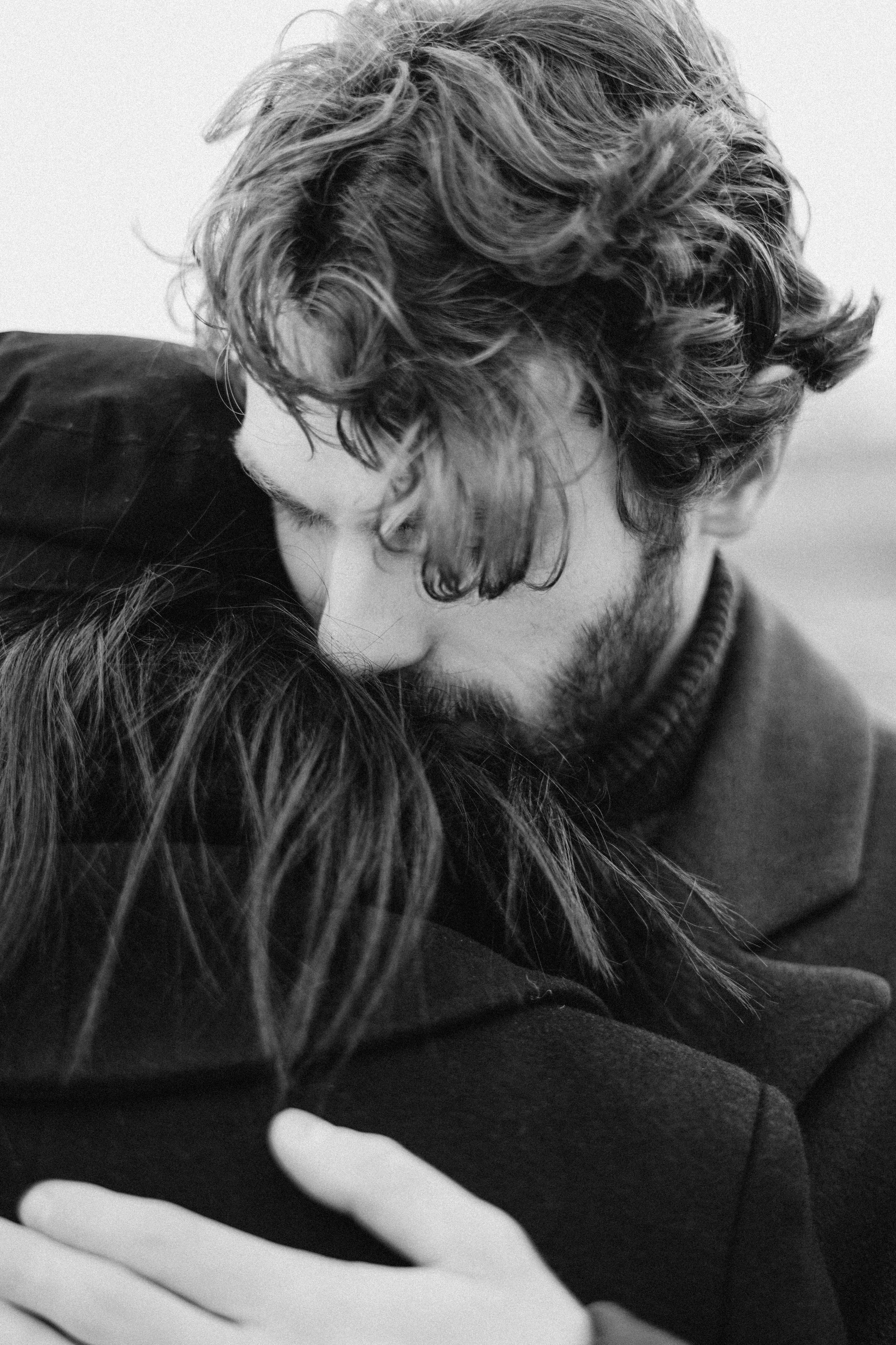 A man hugging his partner | Source: Pexels