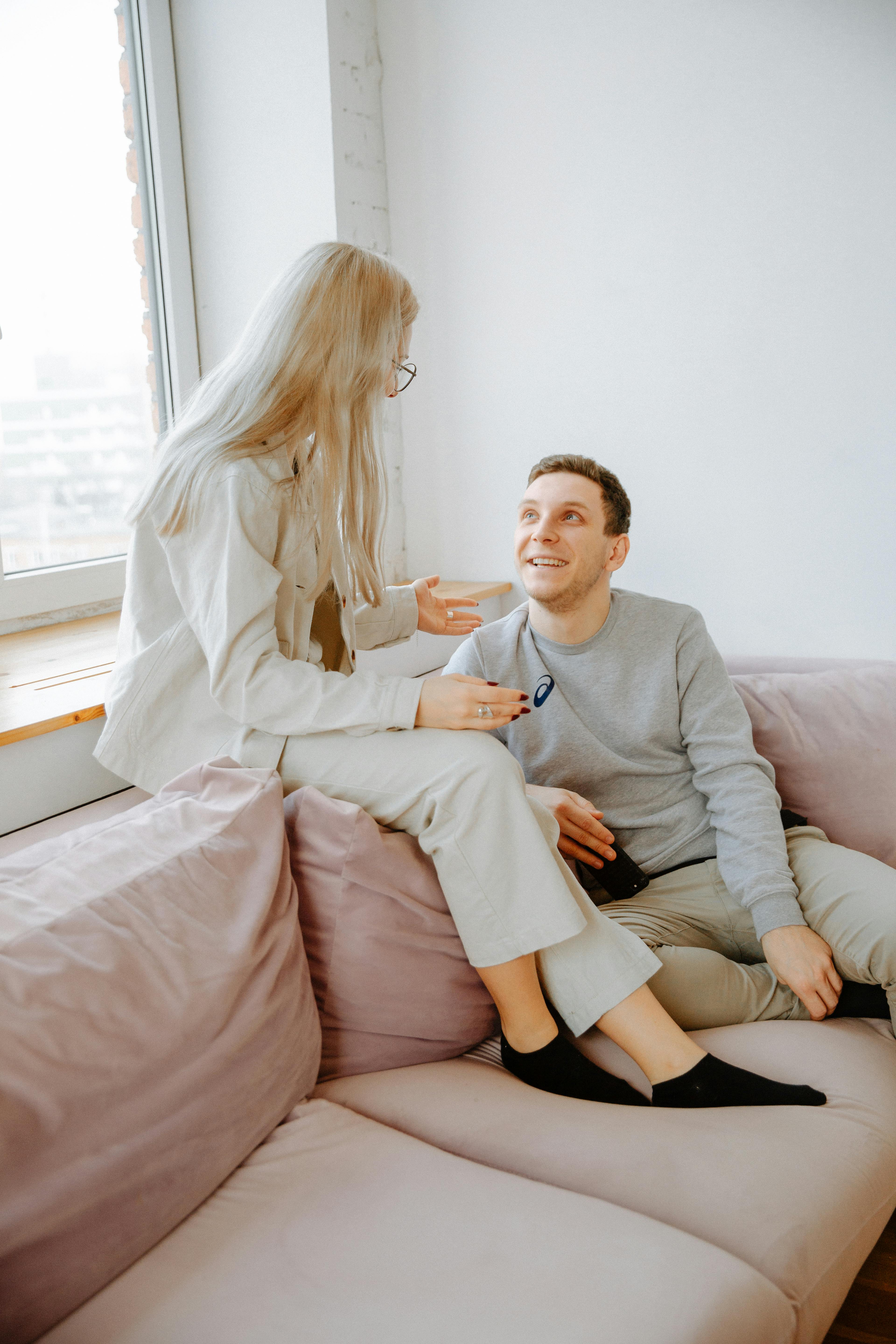 A couple talking | Source: Pexels