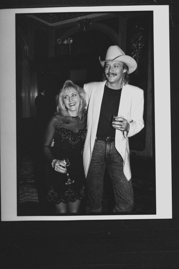 Denise and Alan Jackson at a Grammy Awards ceremony on February 25, 1992 | Source: Getty Images