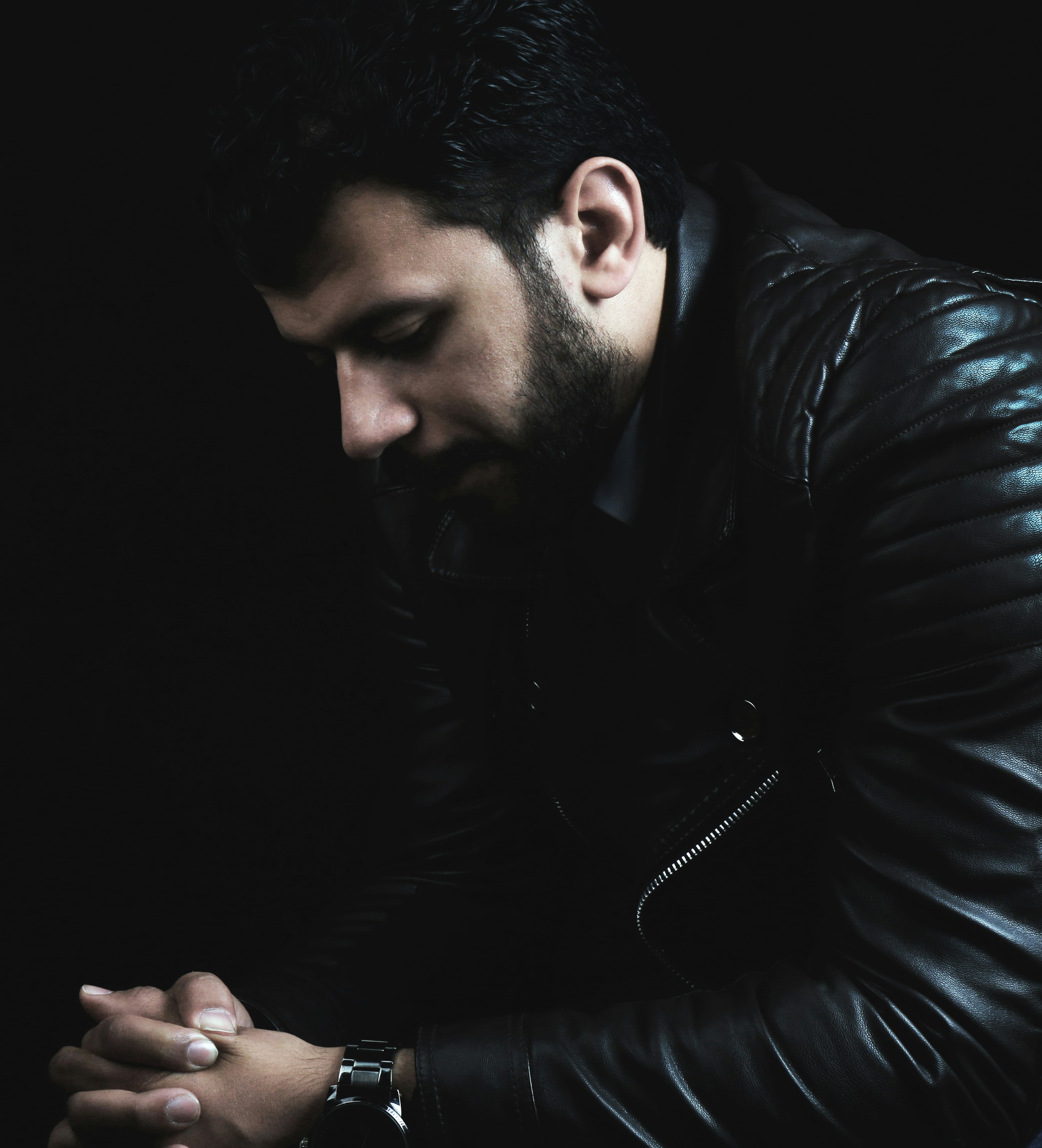 A man in a black leather jacket looking sad | Source: Unsplash