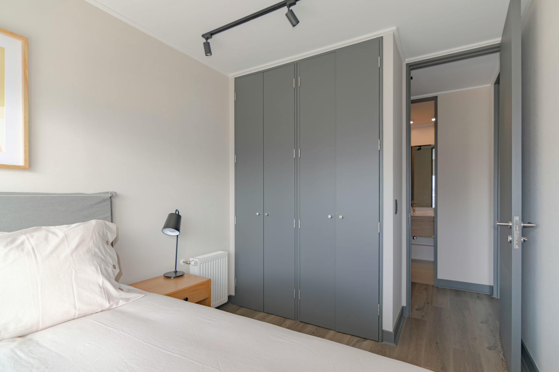 A bedroom with an open door | Source: Pexels