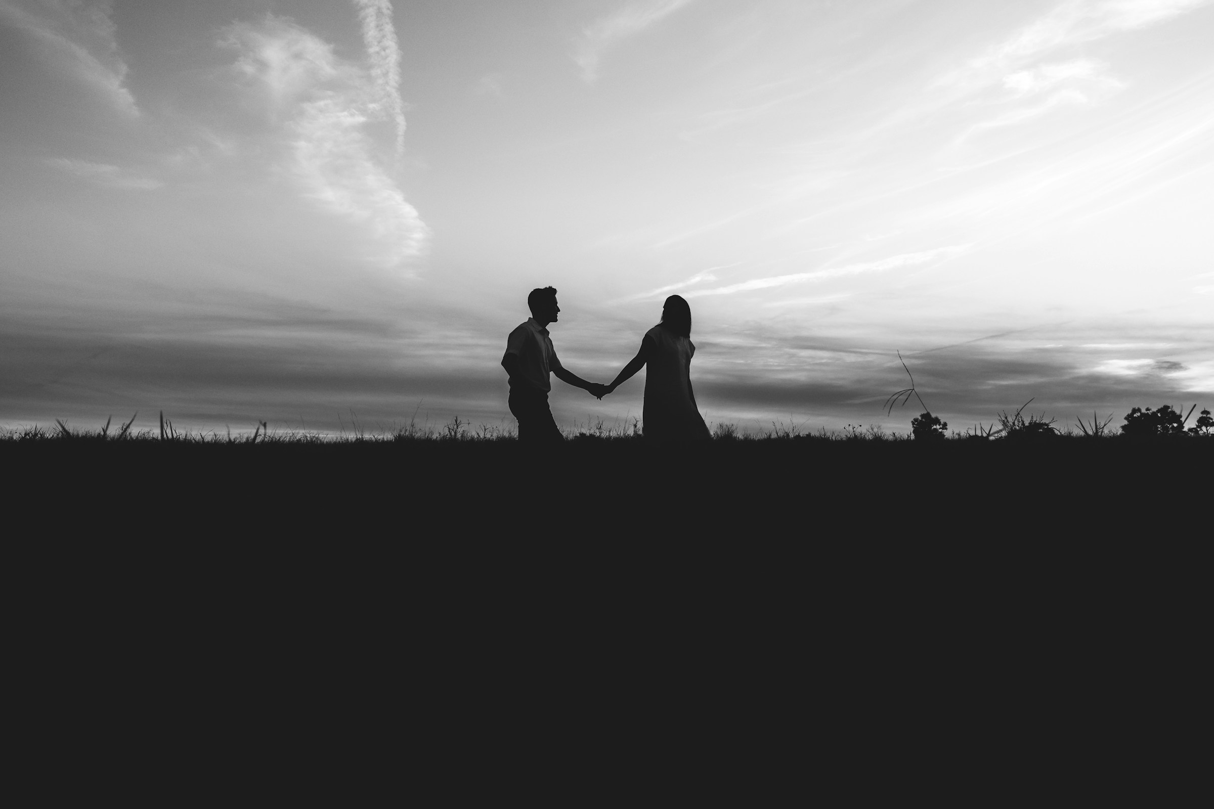 Silhouette of a couple holding hands and walking | Source: Unsplash