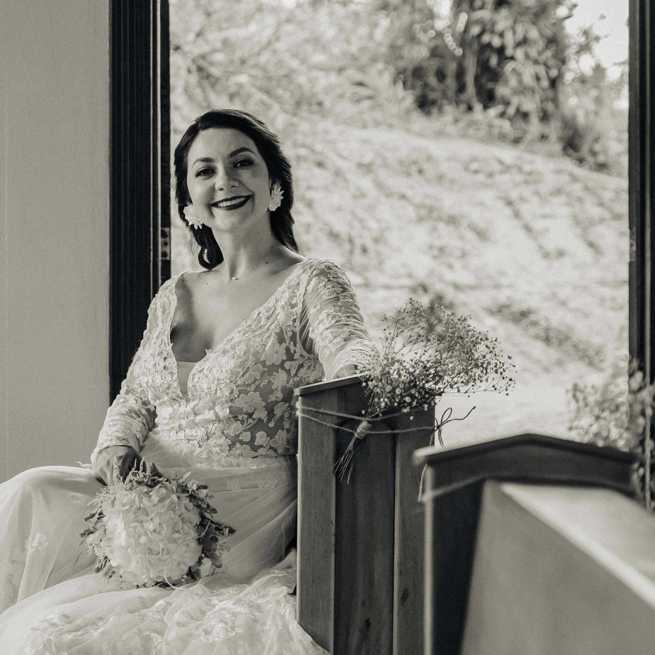 A bride smiling happily | Source: Pexels