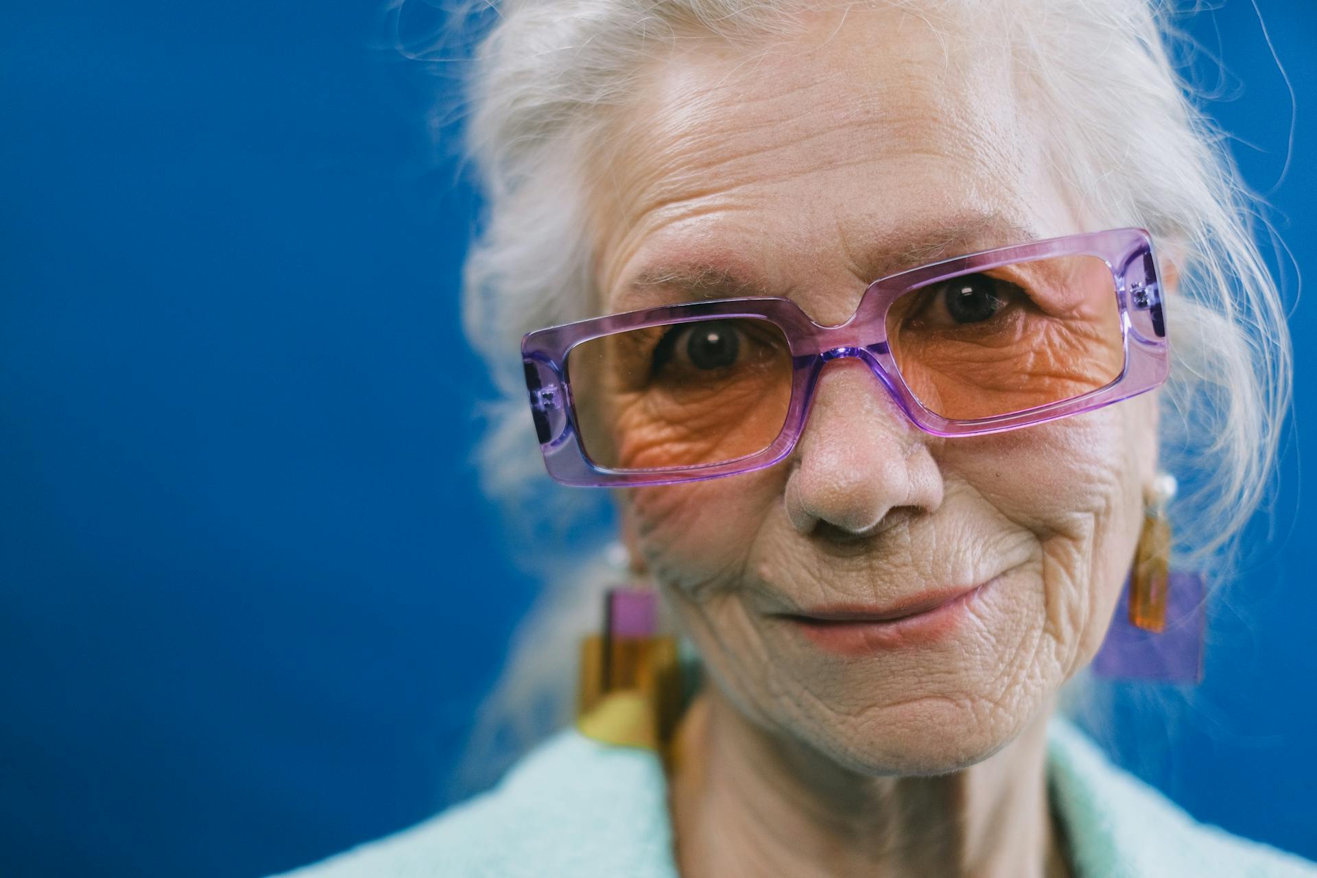 A mature woman smiling | Source: Pexels