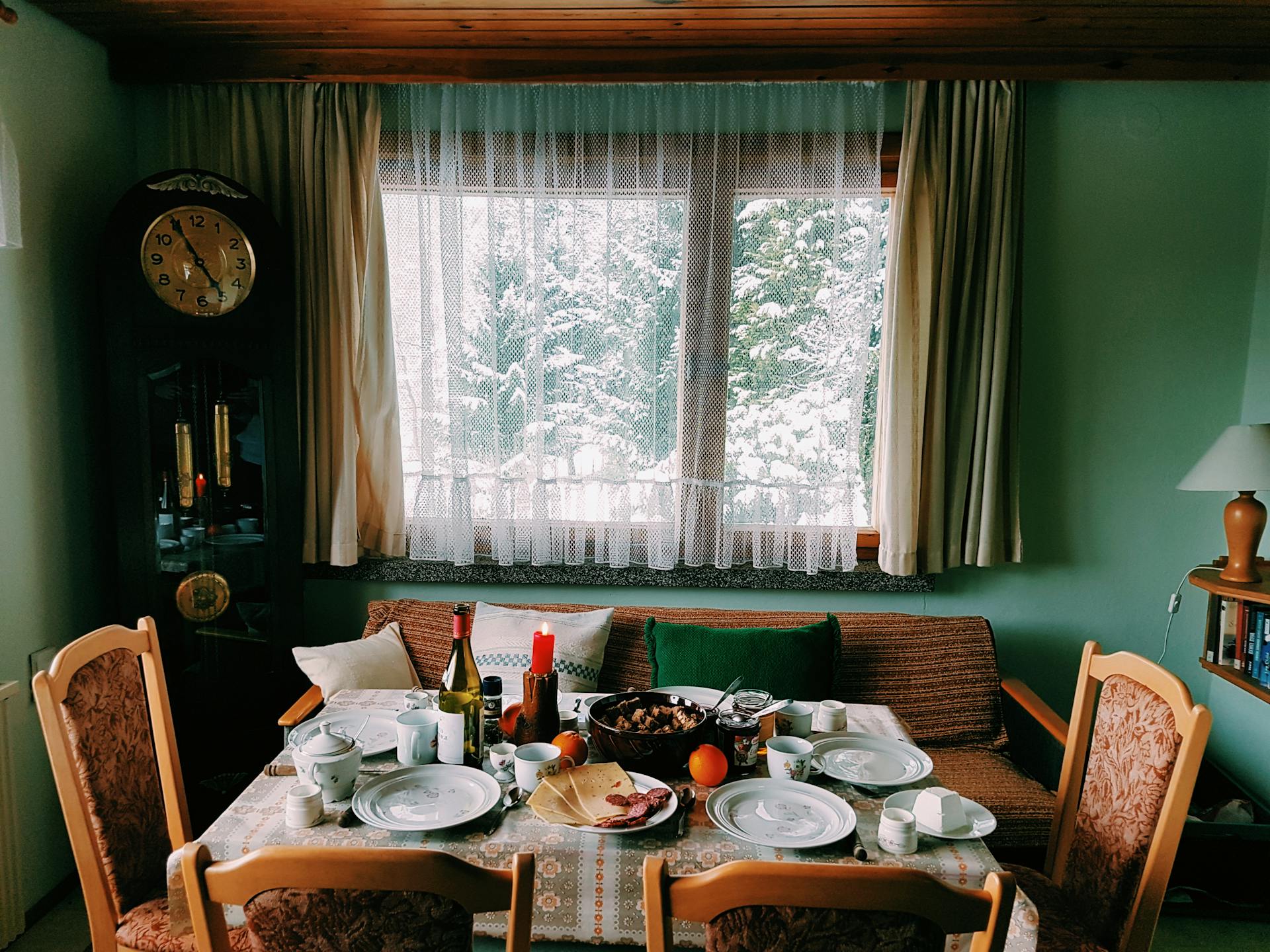 A breakfast nook | Source: Pexels