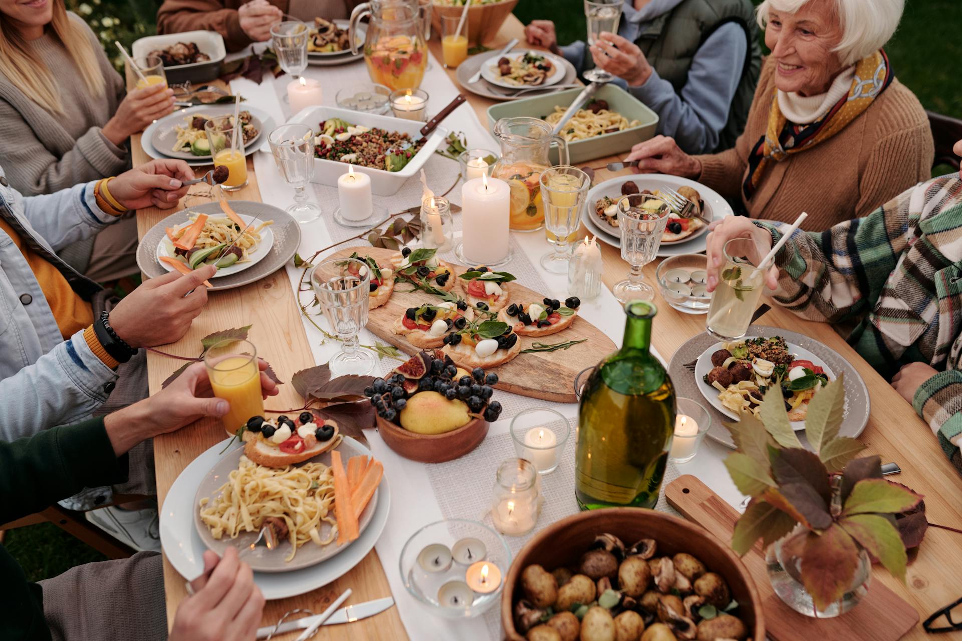 A family having dinner together | Source: Pexels