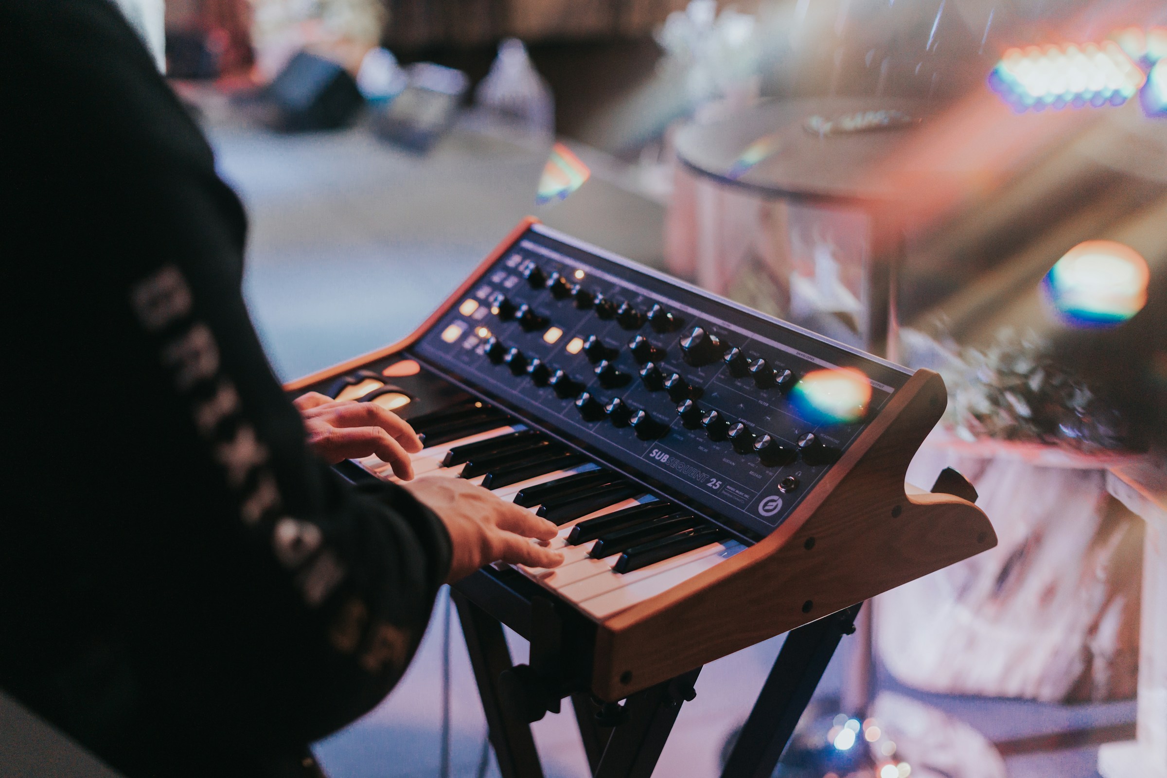 A man using a synthesizer | Source: Unsplash