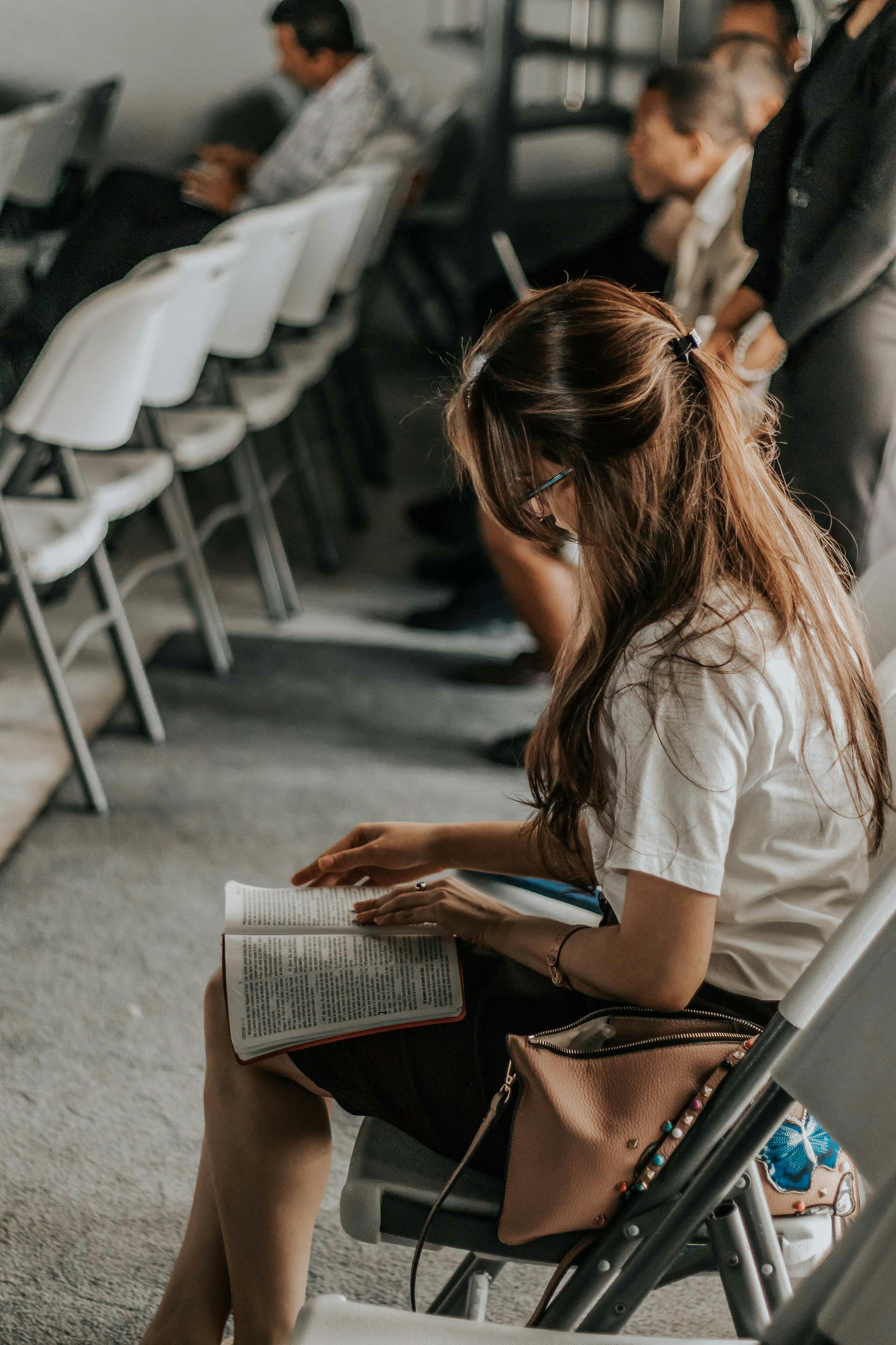 A woman attending a lecture in college | Source: Pexels