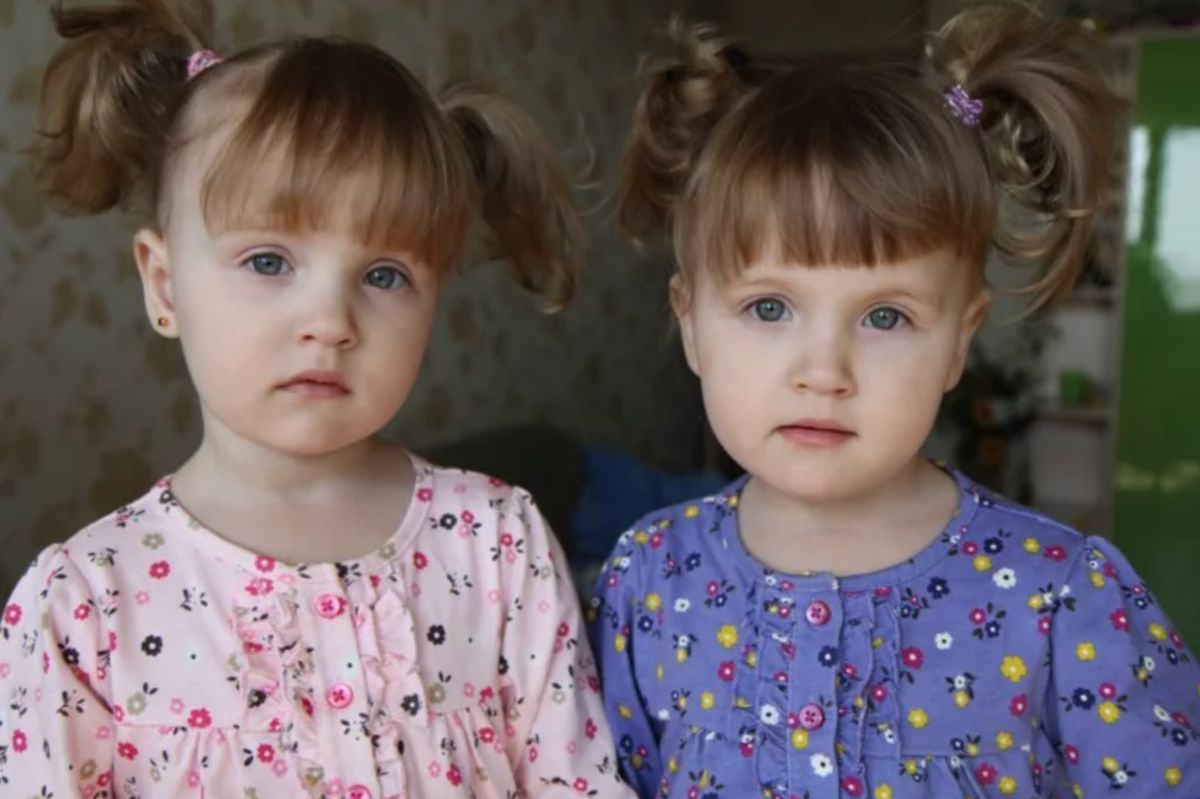 Man and Woman on a Blind Date Surprised to Find Their Kids are Mirror Images of Each Other