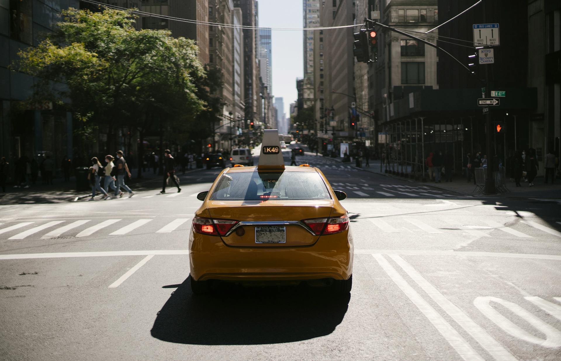 A taxi stopped at an intersection | Source: Pexels