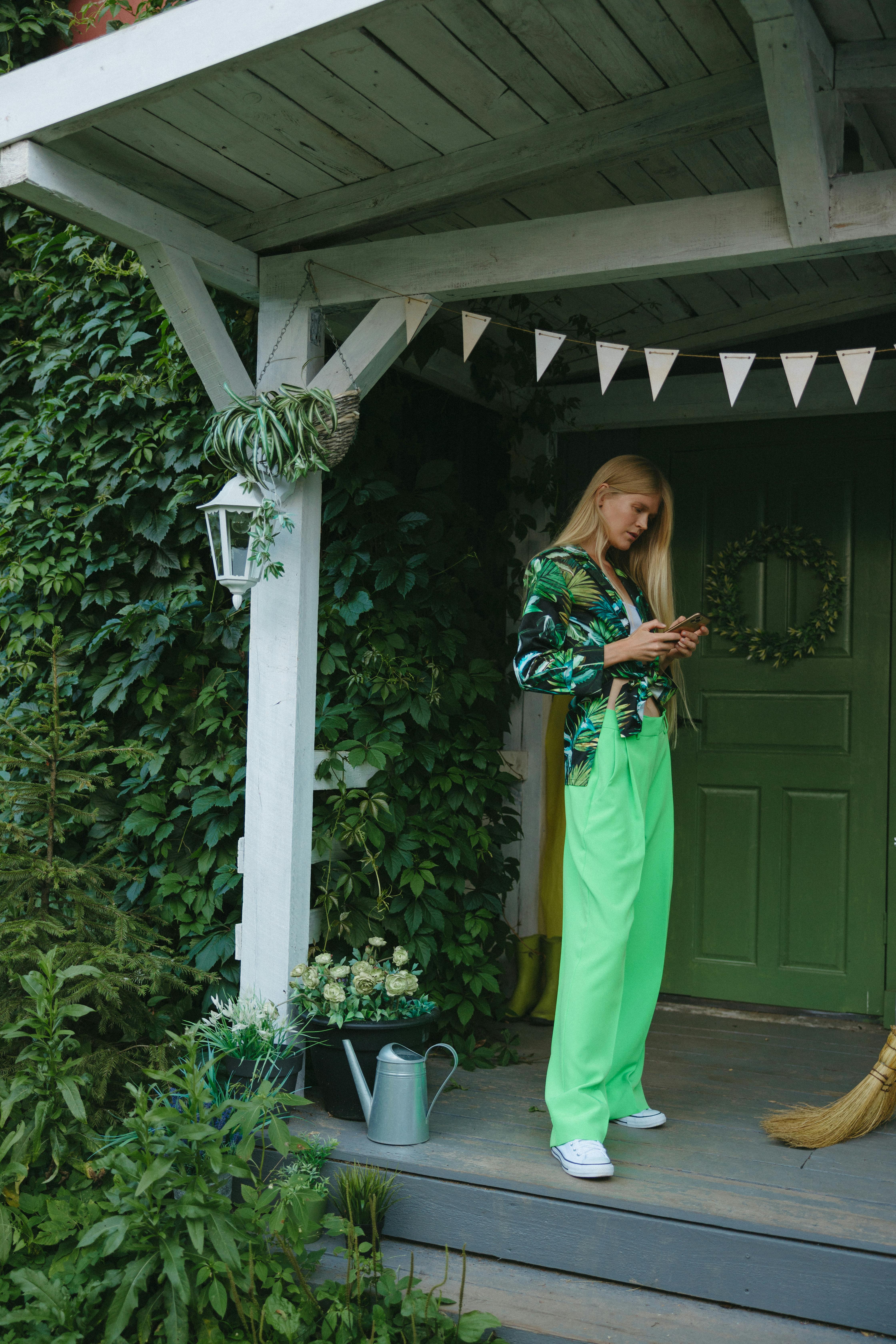 Brenda and her daughters are waiting on the porch | Source: Pexels