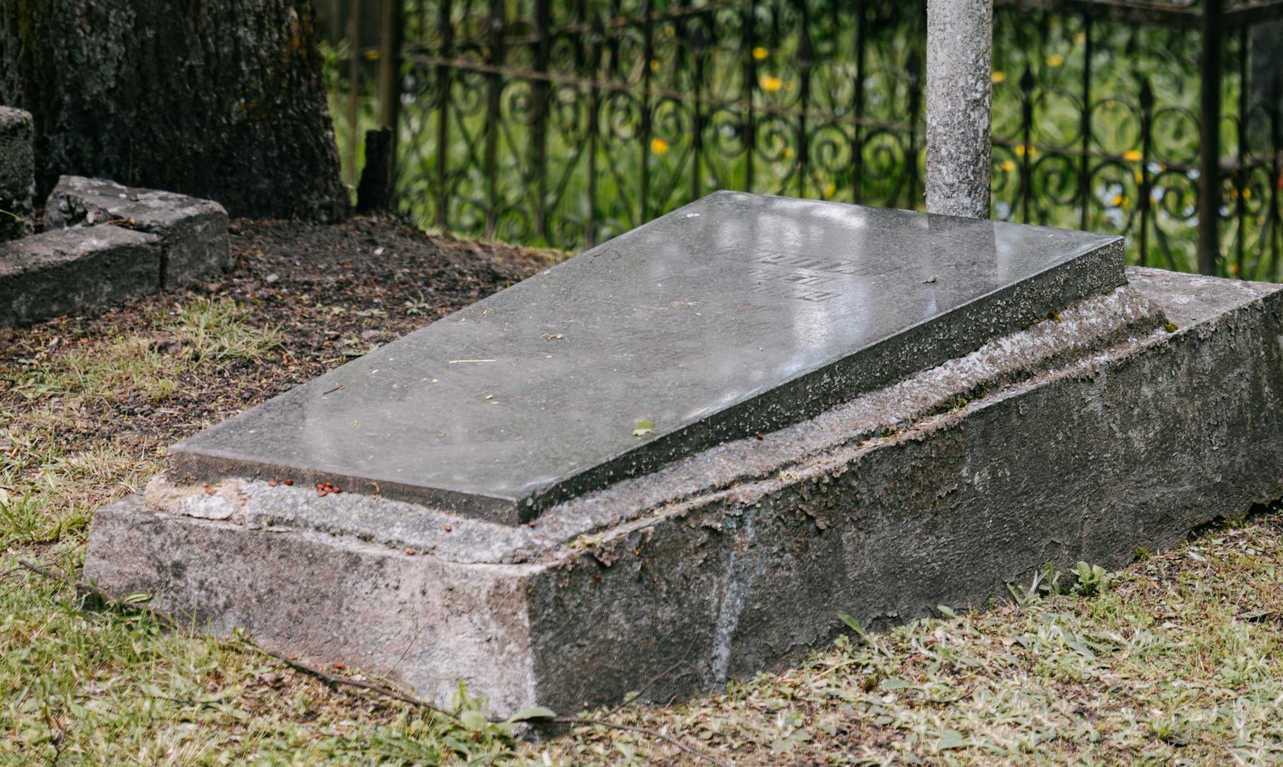 A bare gravestone | Source: Pexels