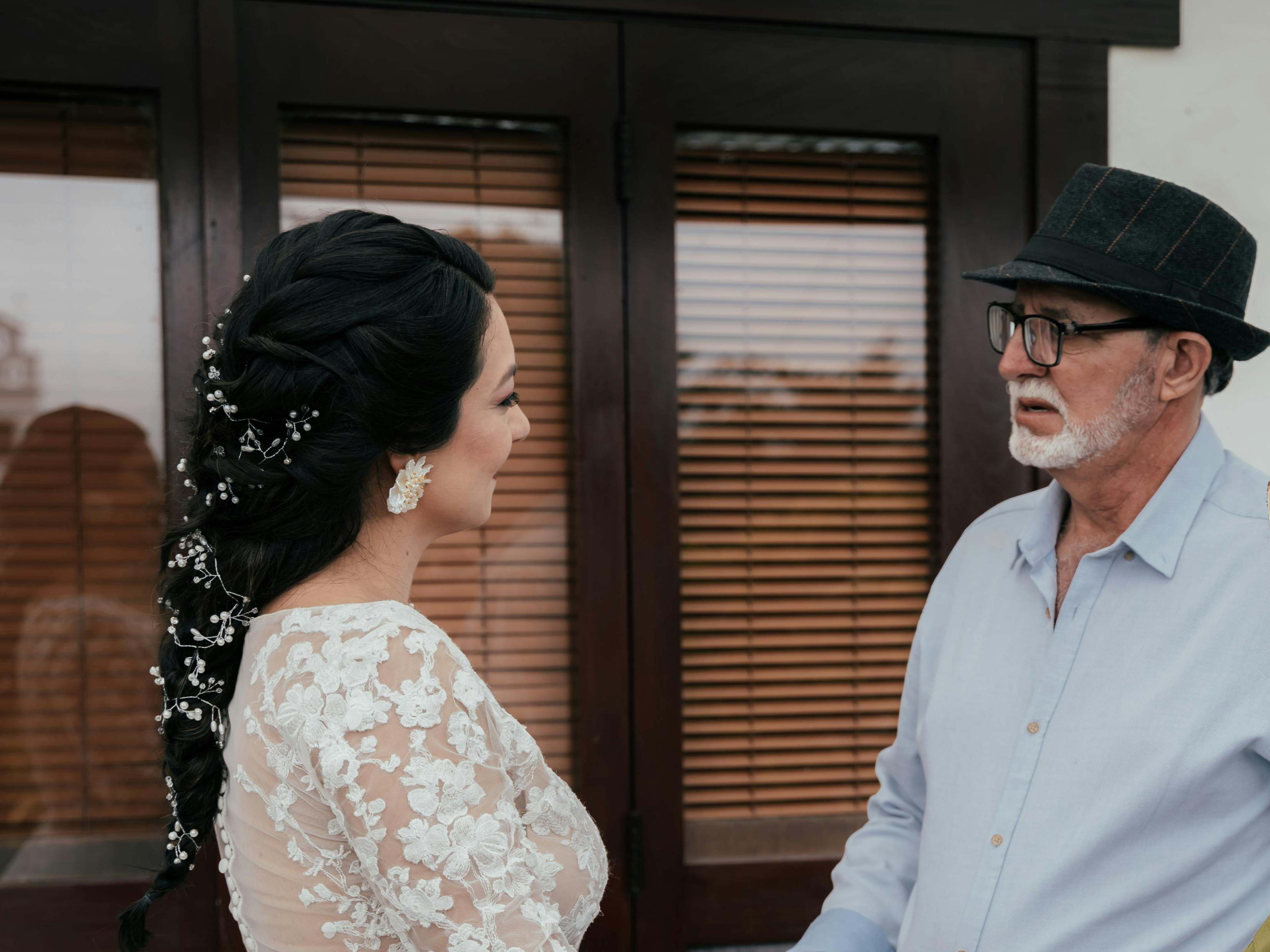 A bride having a discussion with an elderly man | Source: Pexels