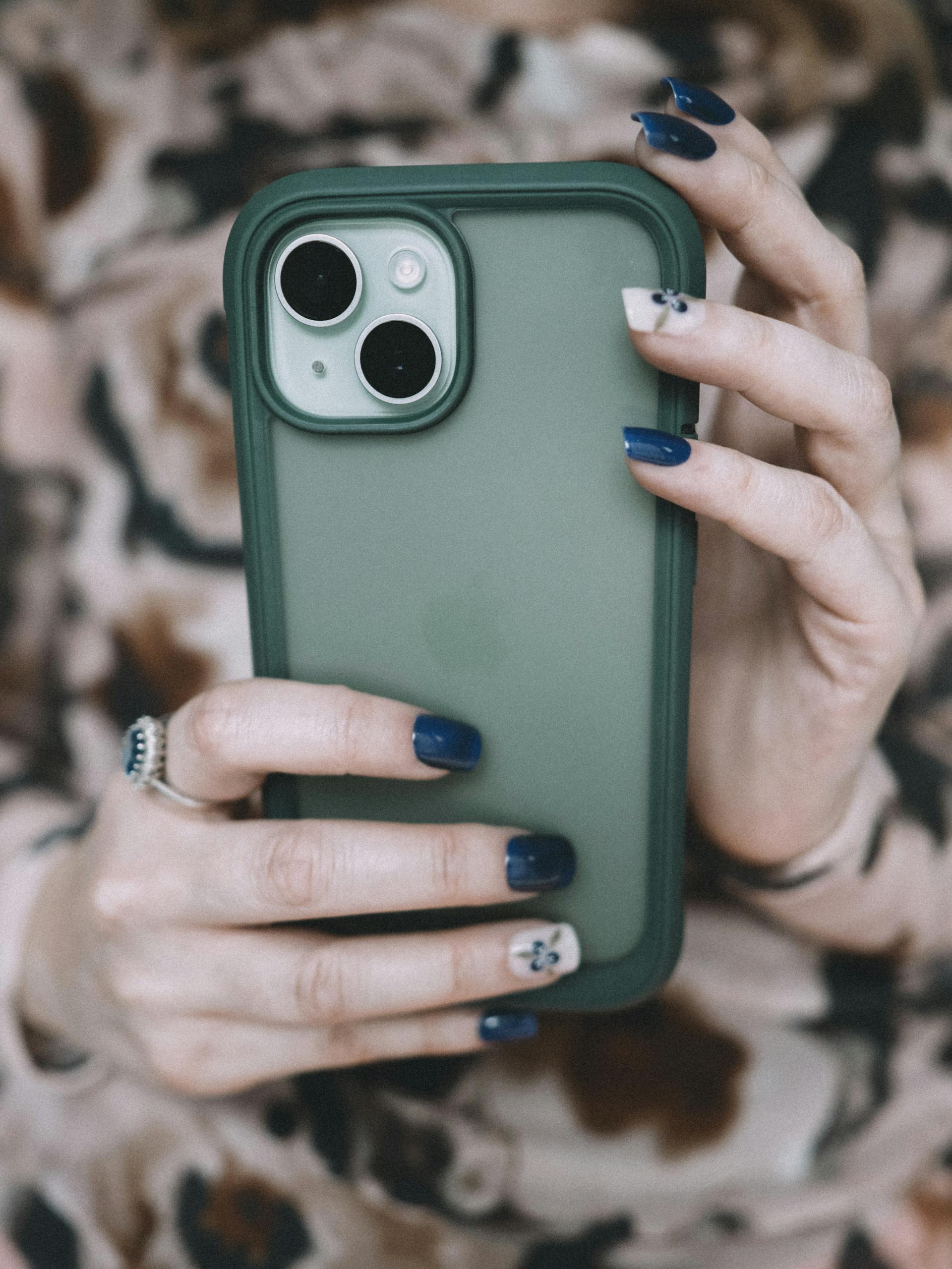 A woman holding a smartphone | Source: Pexels