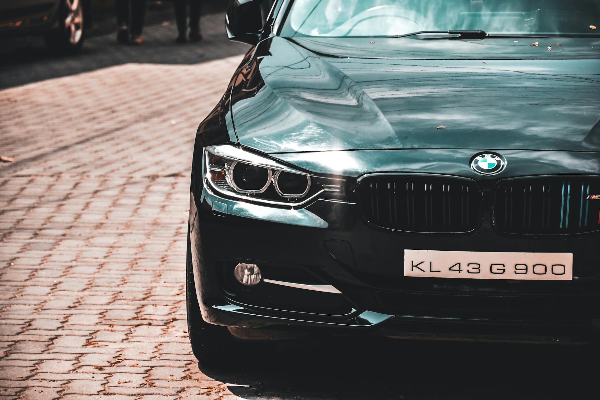 Front view of a car | Source: Pexels