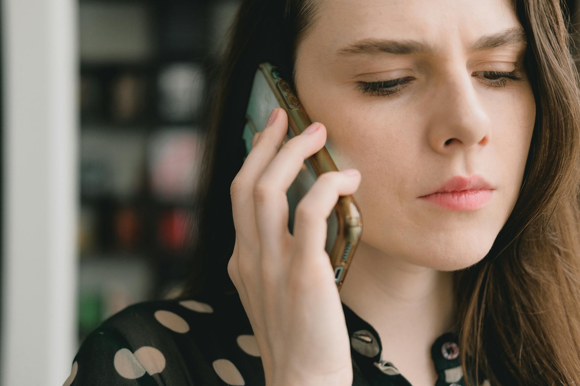 A woman talking on the phone | Source: Pexels