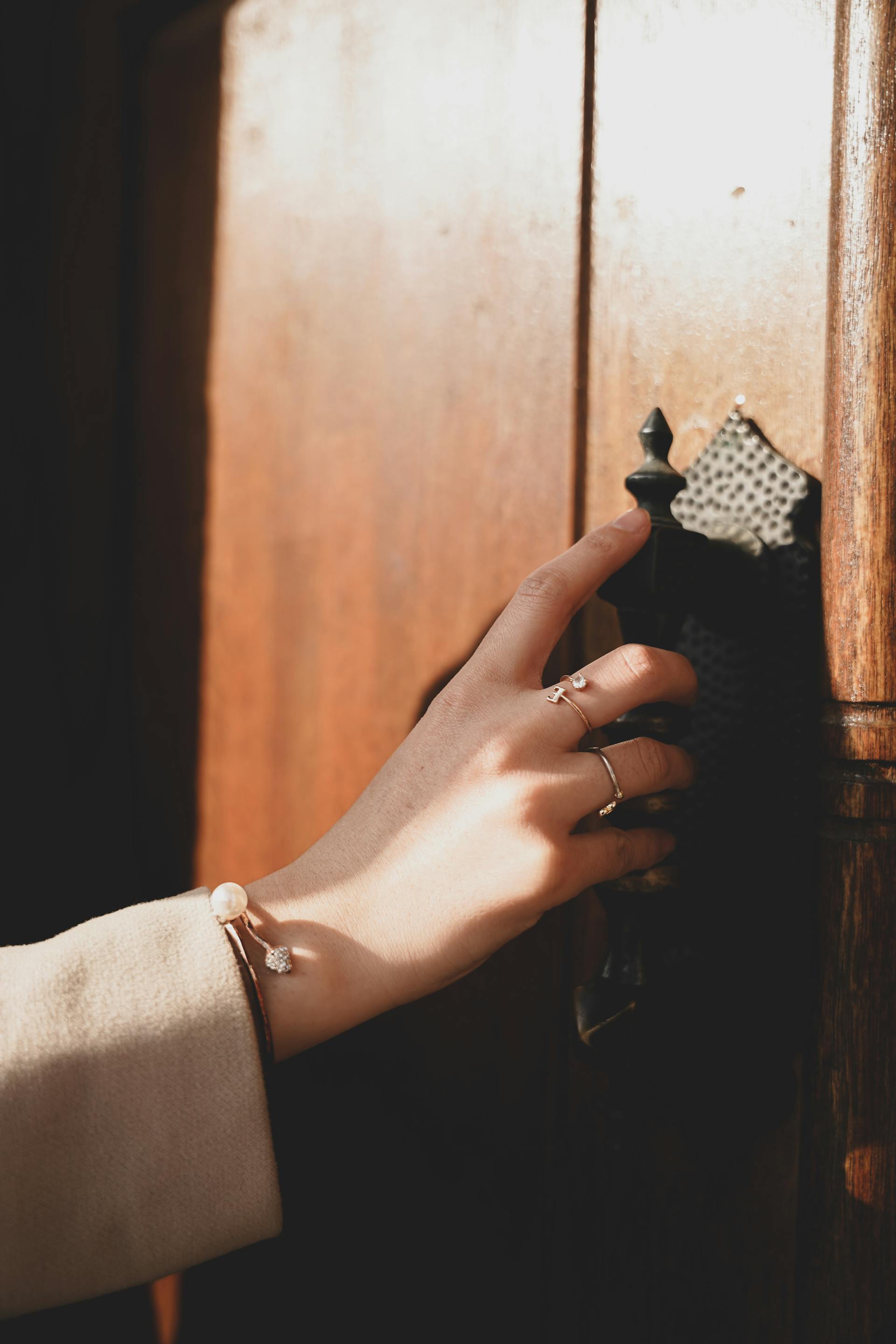 A woman holding the door handle | Source: Pexels