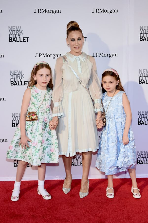 Sarah Jessica Parker with her twin daughters Marion Loretta Elwell [Left] and Tabitha Hodge on May 3, 2018, in New York City | Source: Getty Images